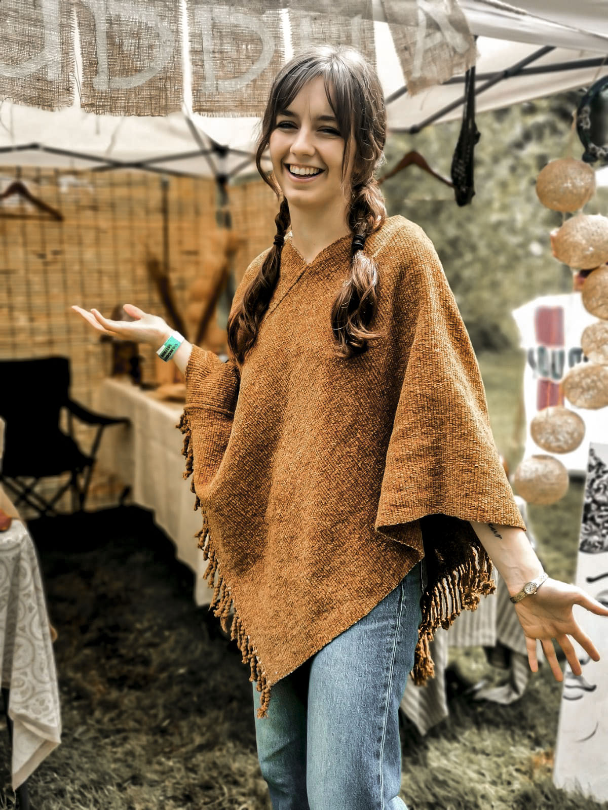 Handgewebter Poncho – Natürlich gefärbt & einzigartig