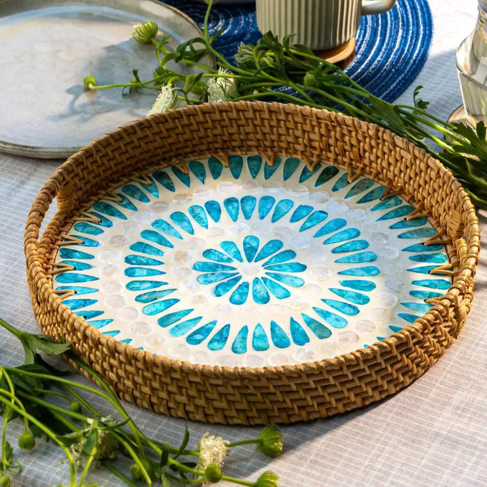Handgefertigtes Rattantablett mit Perlmutt-Einlage – Design ’Cascade’ (30 & 35 cm) - Rattan Trays