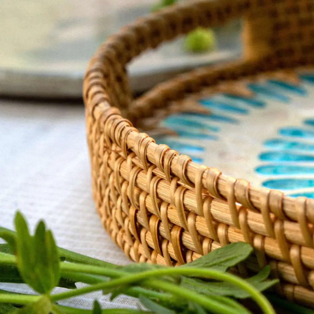 Handgefertigtes Rattantablett mit Perlmutt-Einlage – Design ’Cascade’ (30 & 35 cm) - Rattan Trays