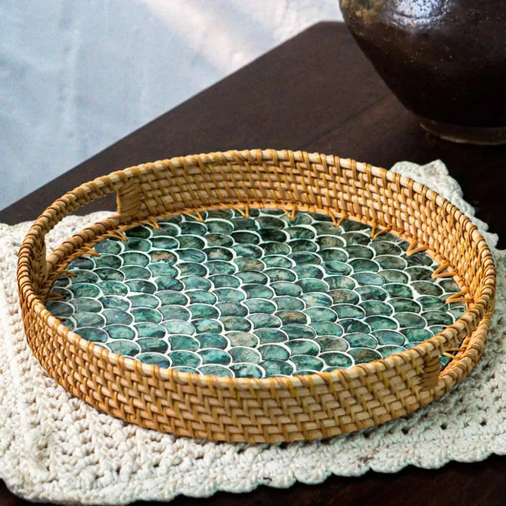 Rattan-Tablett mit Perlmutt ’Cascade’ – Handgefertigt & Nachhaltig (2 Größen) - Medium (30cm / 12’’) - Rattan Trays