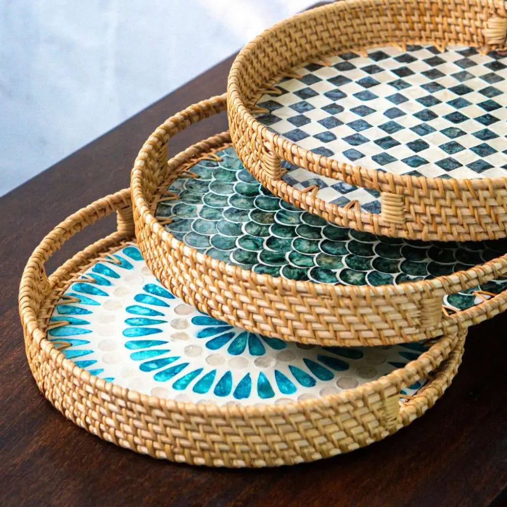 Rattan-Tablett mit Perlmutt ’Cascade’ – Handgefertigt & Nachhaltig (2 Größen) - Rattan Trays