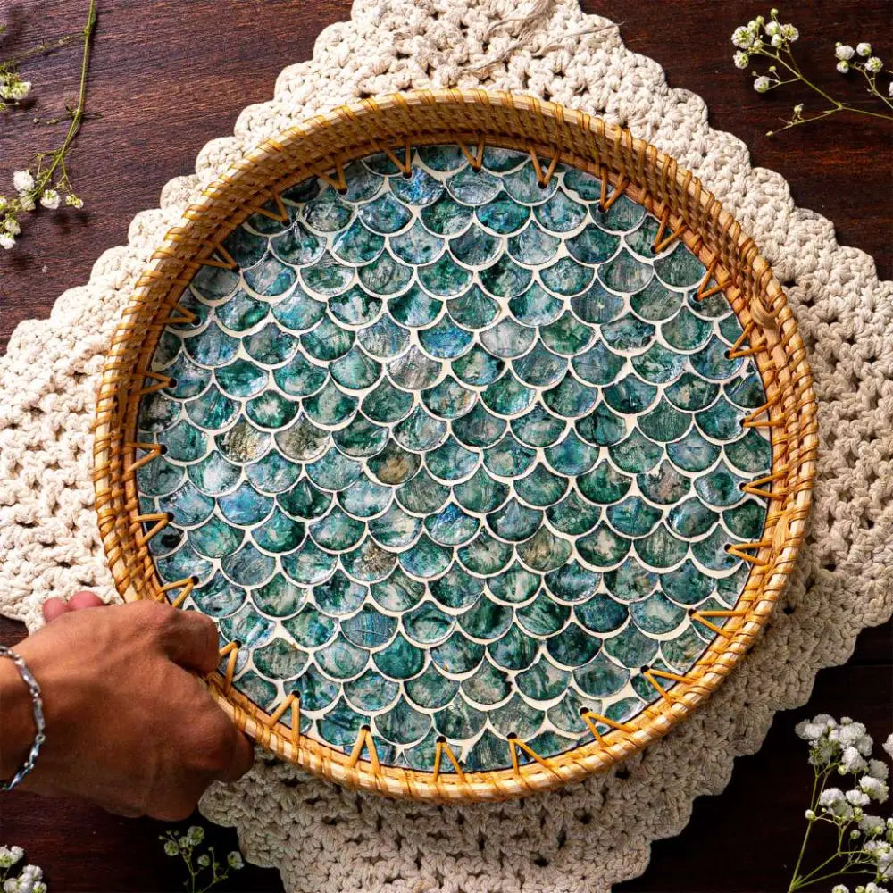 Rattan-Tablett mit Perlmutt ’Cascade’ – Handgefertigt & Nachhaltig (2 Größen) - Rattan Trays