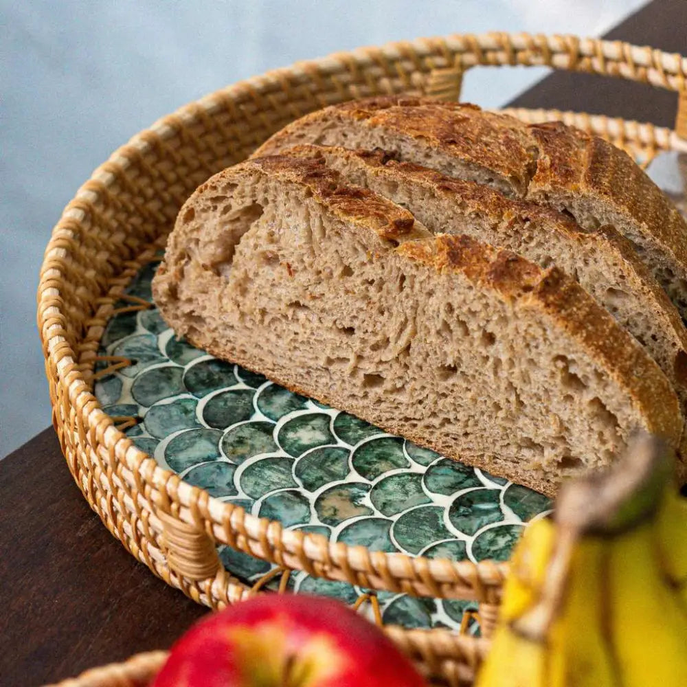 Rattan-Tablett mit Perlmutt ’Cascade’ – Handgefertigt & Nachhaltig (2 Größen) - Rattan Trays