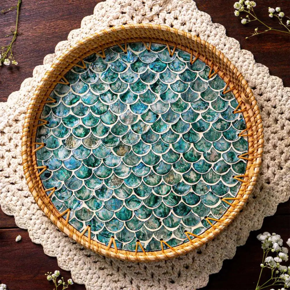 Rattan-Tablett mit Perlmutt ’Cascade’ – Handgefertigt & Nachhaltig (2 Größen) - Groß (35cm / 14’’) - Rattan Trays