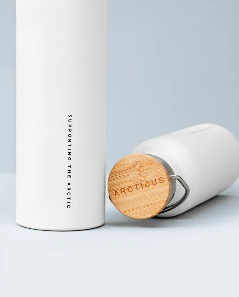 The Arctic Bottle – Isolierte Edelstahlflasche mit Bambusdeckel - Drinkware